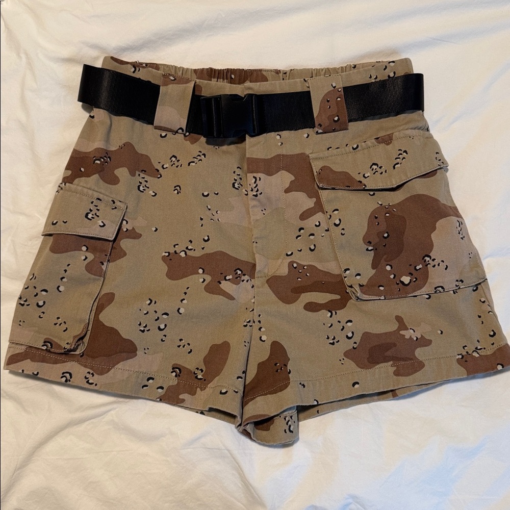 Aritzia TNA Tan Camouflage Cargo Shorts